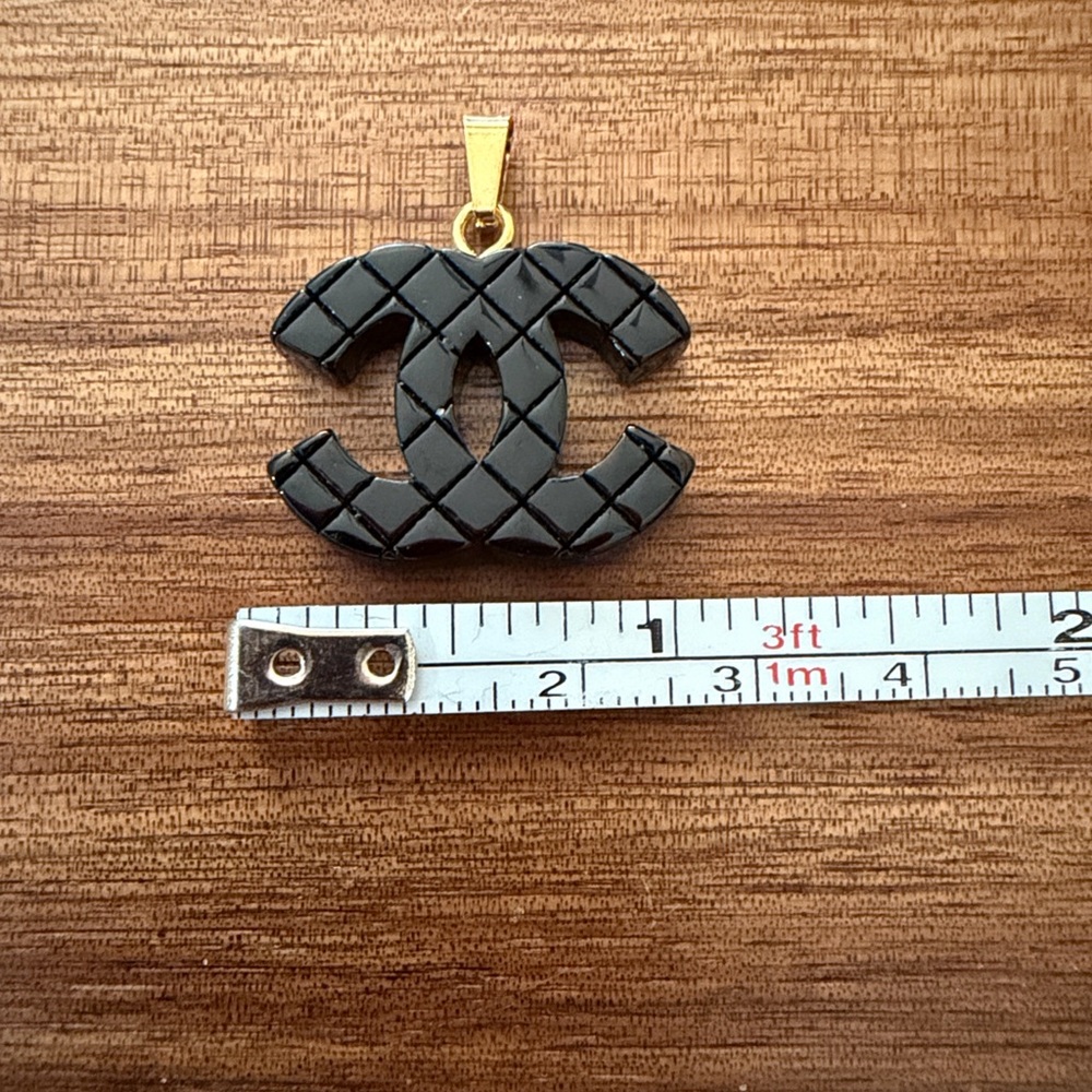 Fashion Black and Gold Pendant
